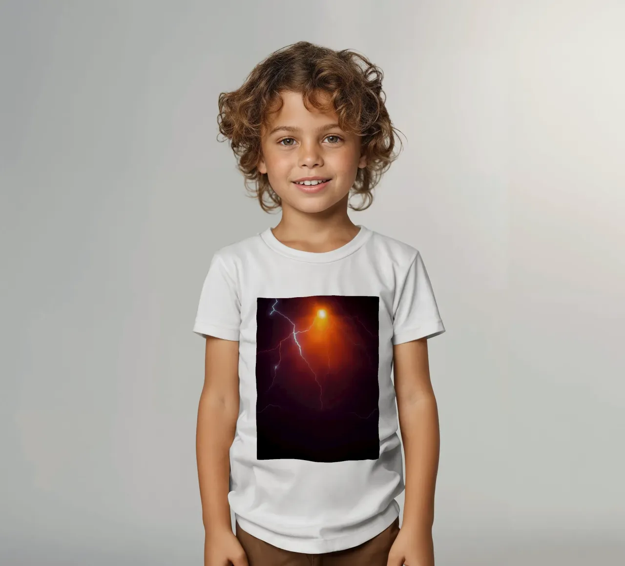 Des éclairs brillants illuminent le ciel noir t-shirt enfant de DesignDoodle