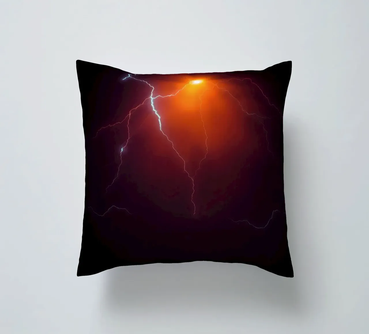 Fulmini luminosi illuminano il cielo scuro cuscino da DesignDoodle