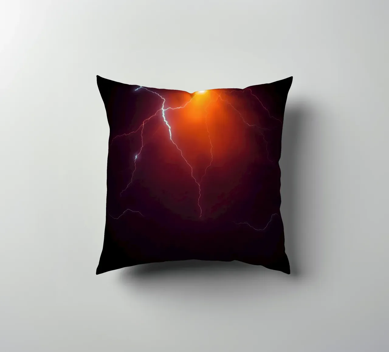 Fulmini luminosi illuminano il cielo scuro cuscino da DesignDoodle