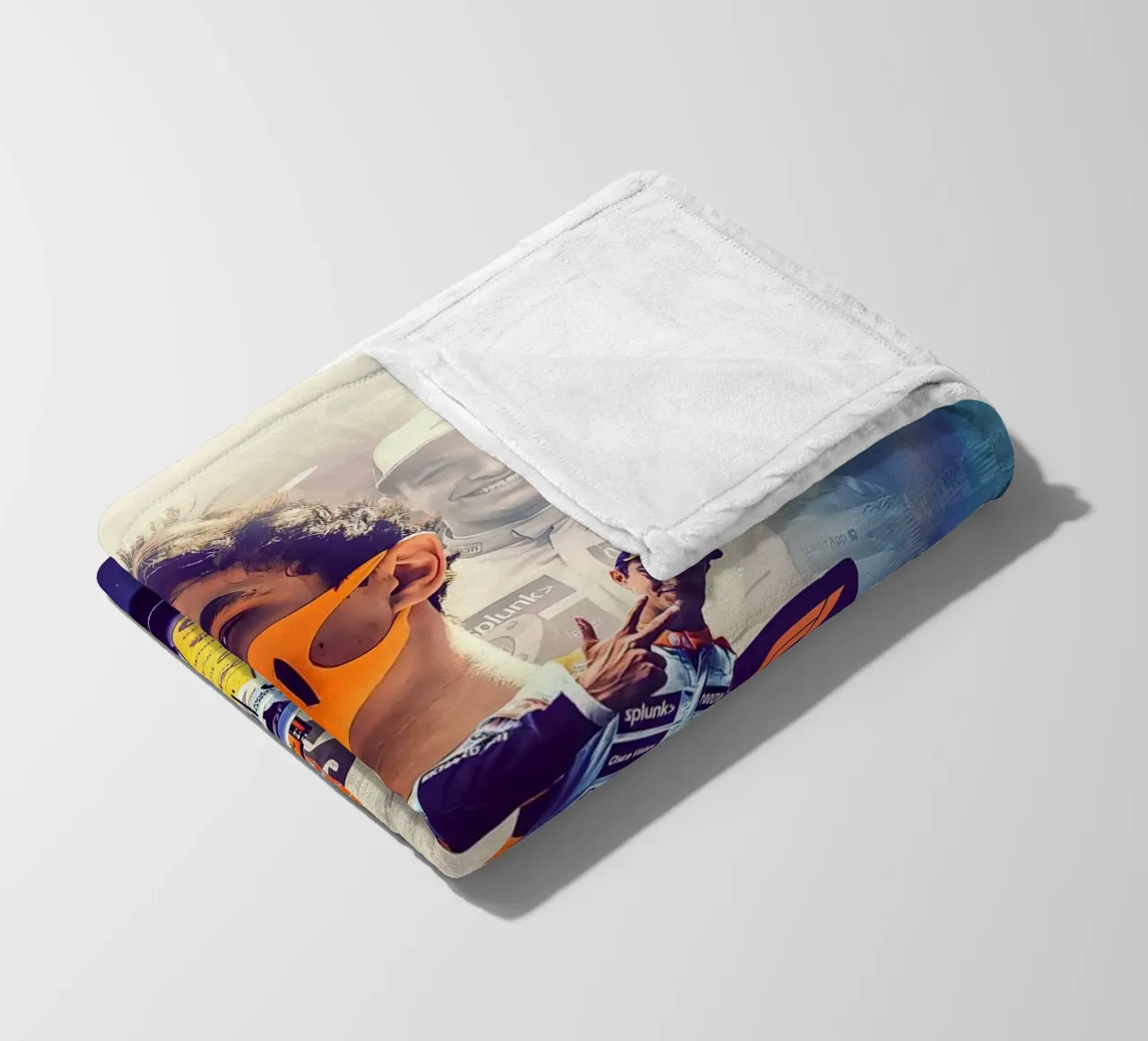 Lando Norris coperta in pile da Indah Creative