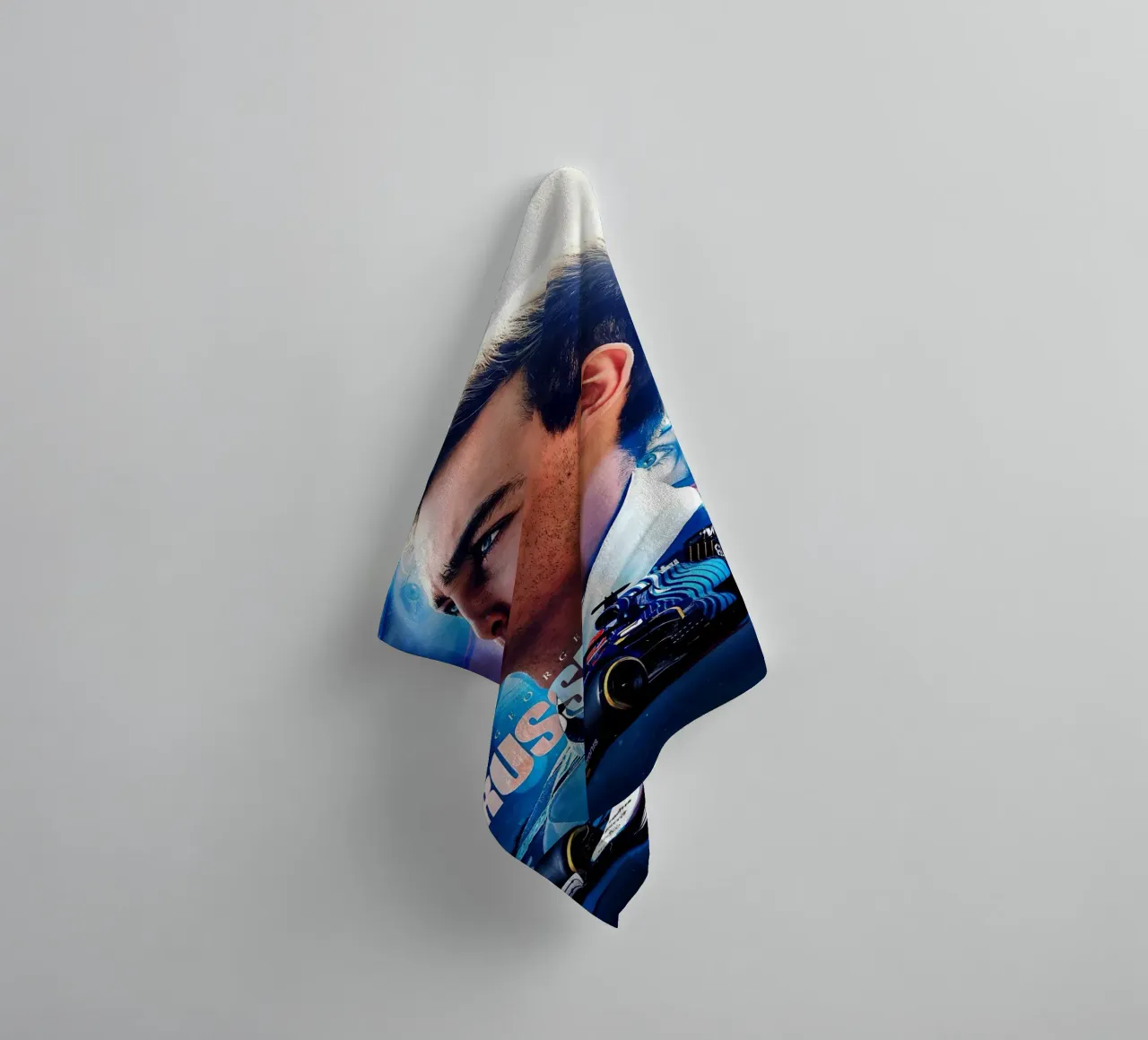 George Russell asciugamano da bagno da Indah Creative