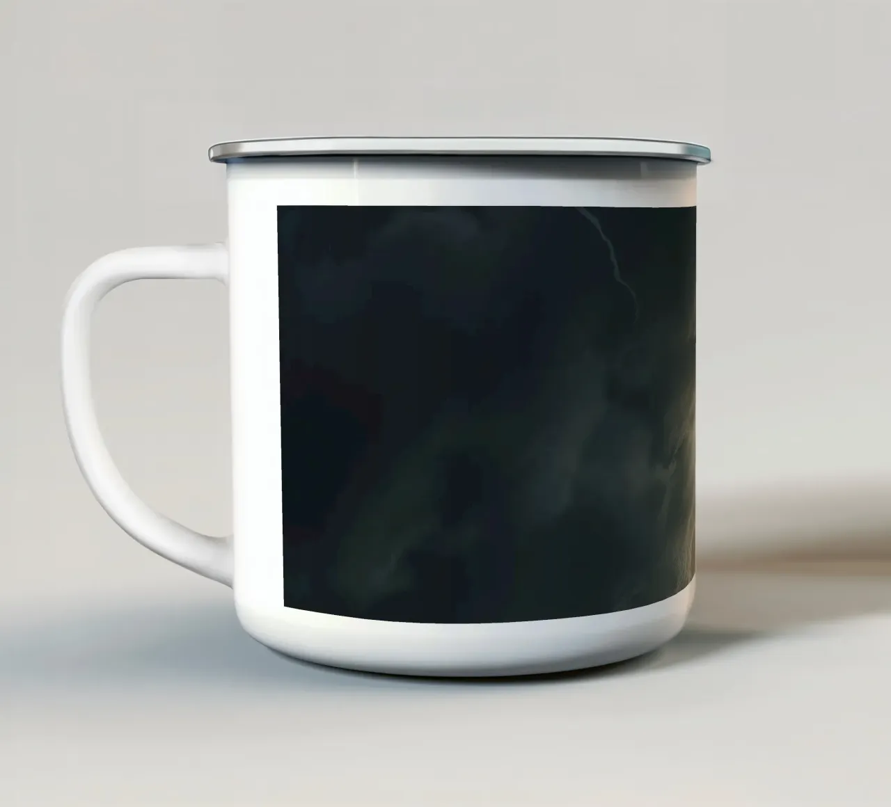 Drammatiche nuvole temporalesche si addensano davanti a un imminente temporale tazza in smalto da DesignDoodle