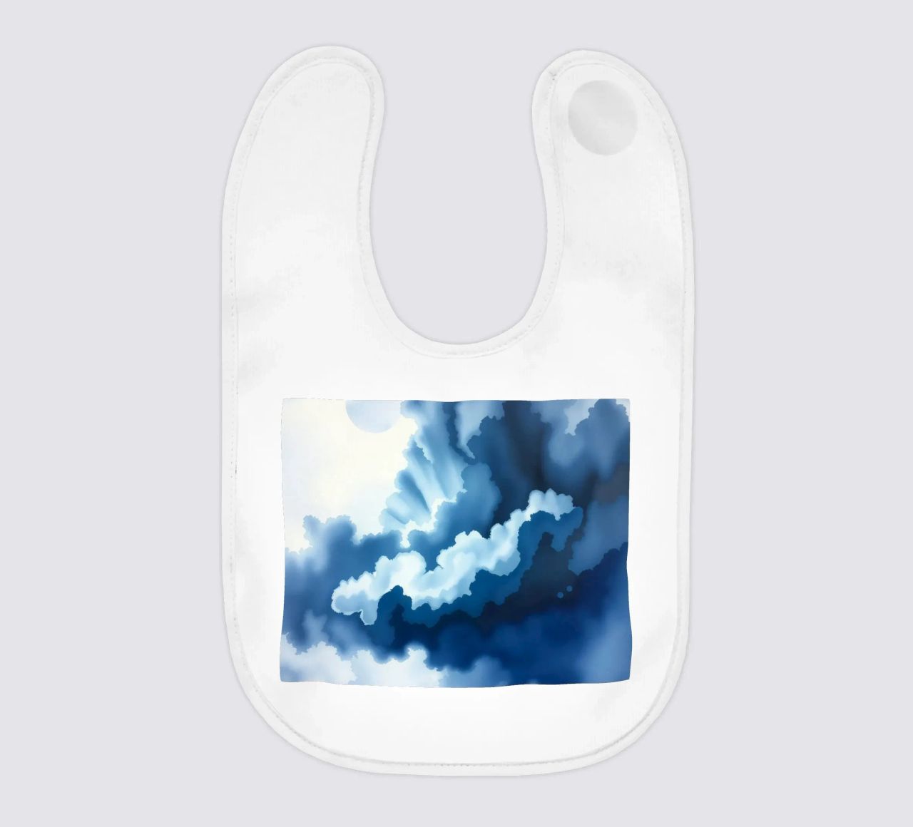 Helle Wolken reflektieren das Licht in einer ruhigen, bläulichen Atmosphäre Babylätzchen von DesignDoodle