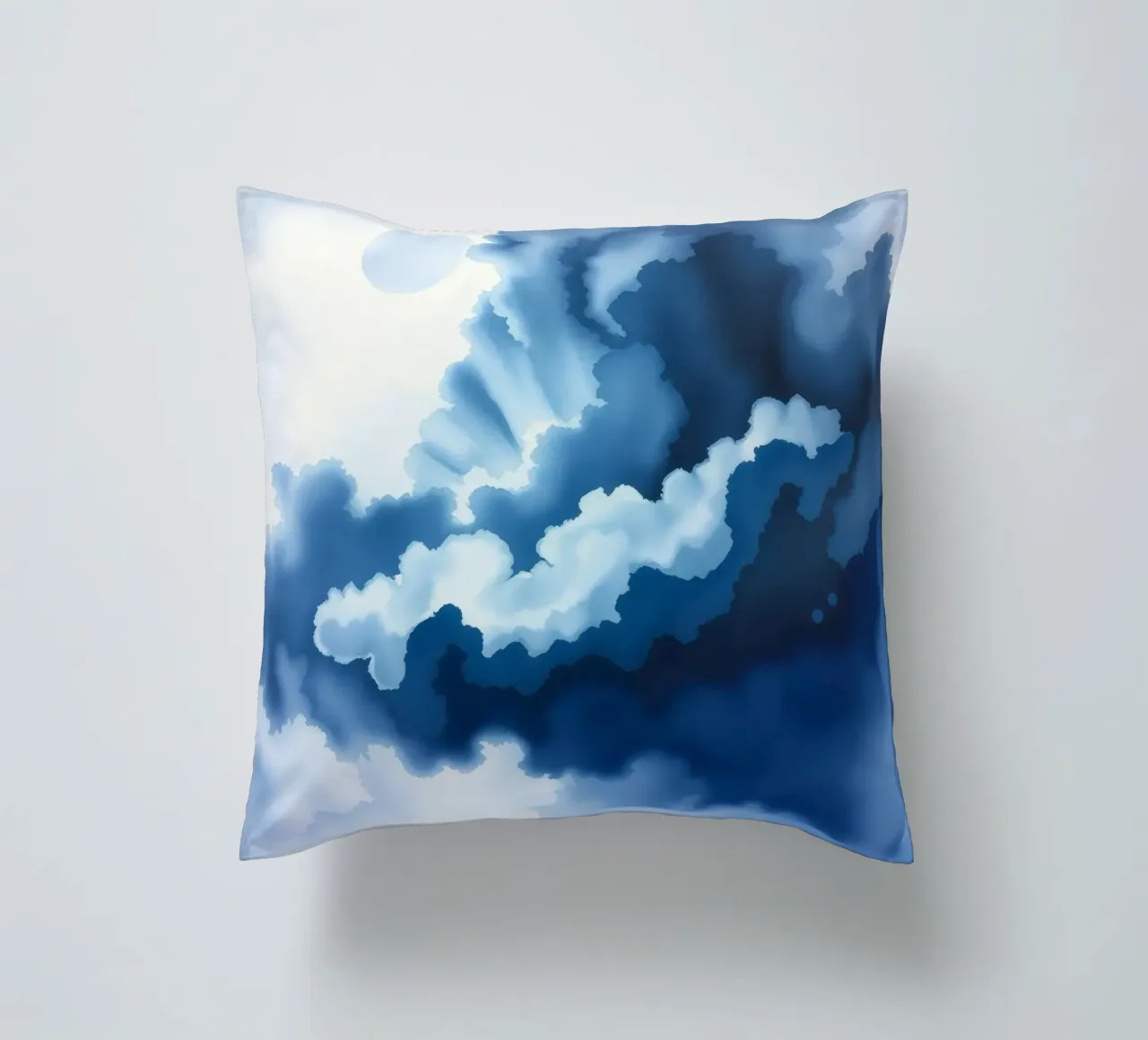 Nuvole luminose riflettono la luce in una calma atmosfera bluastra cuscino da DesignDoodle