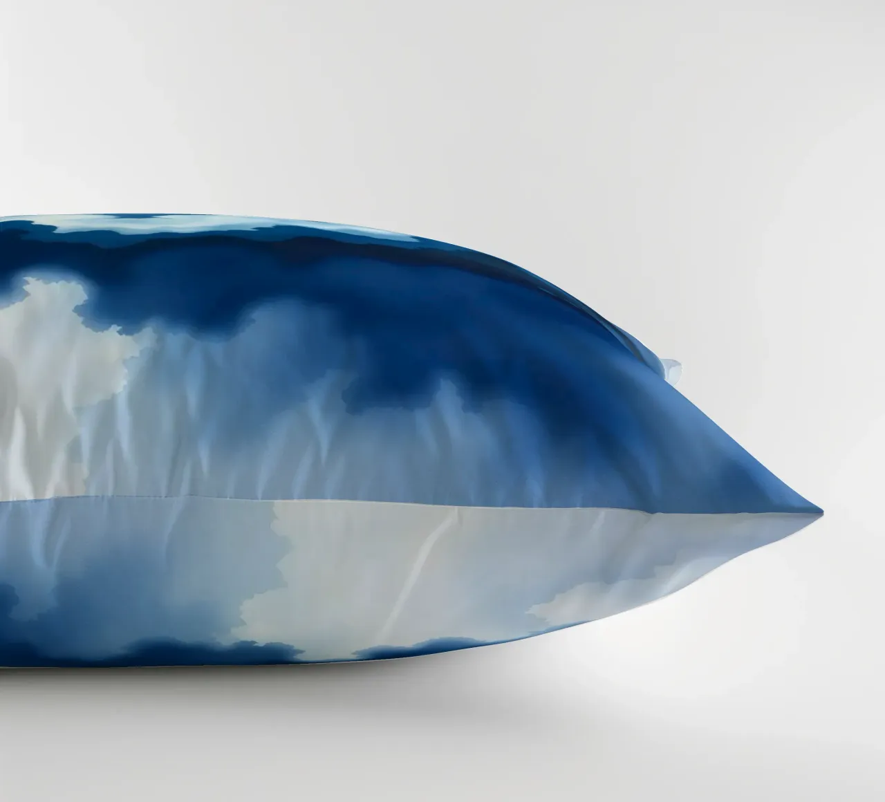 Nuvole luminose riflettono la luce in una calma atmosfera bluastra cuscino da DesignDoodle