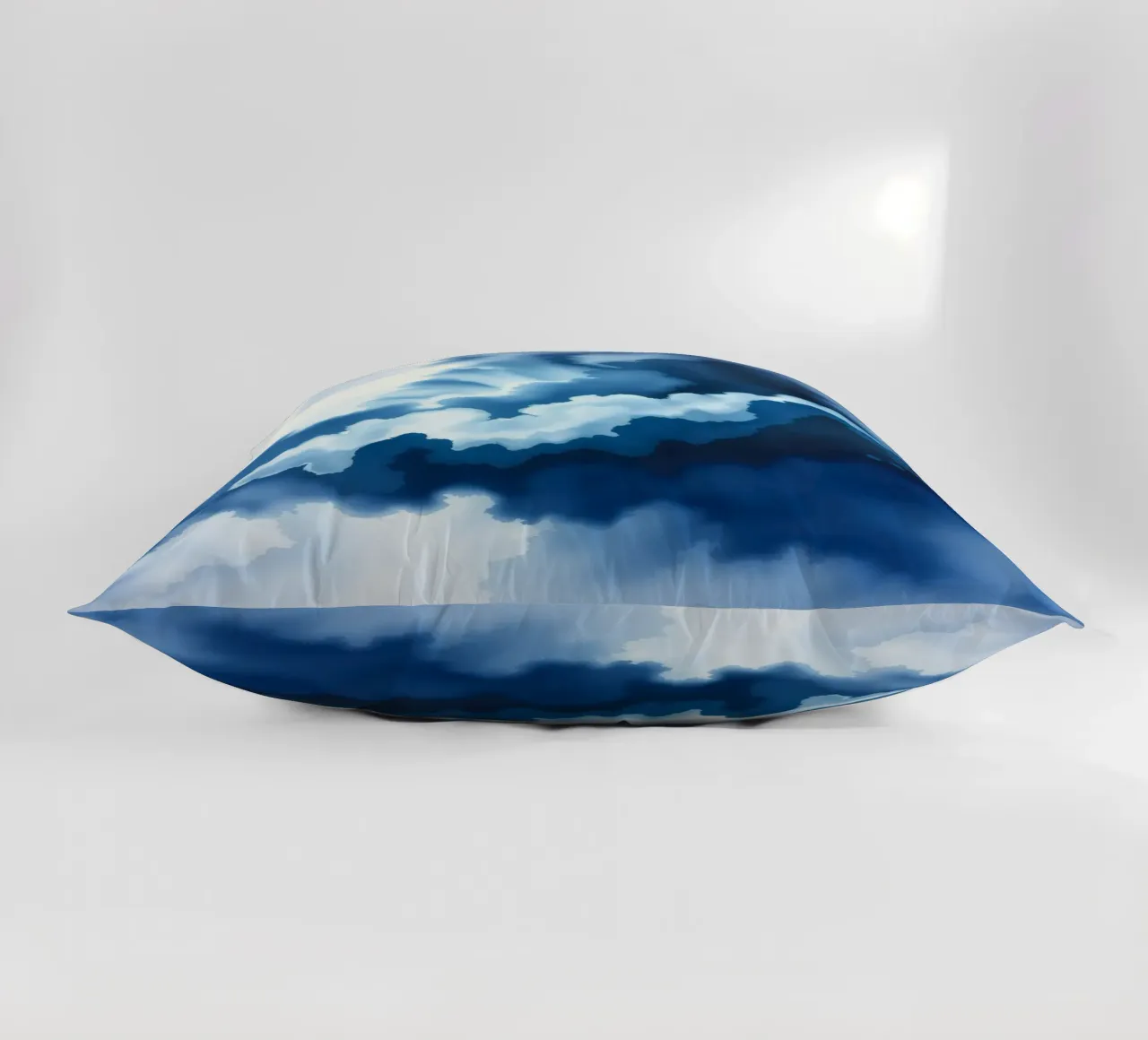 Nuvole luminose riflettono la luce in una calma atmosfera bluastra cuscino da DesignDoodle