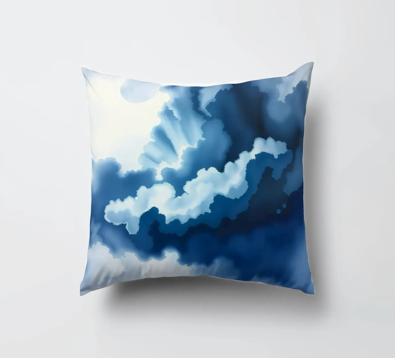 Nuvole luminose riflettono la luce in una calma atmosfera bluastra cuscino da DesignDoodle