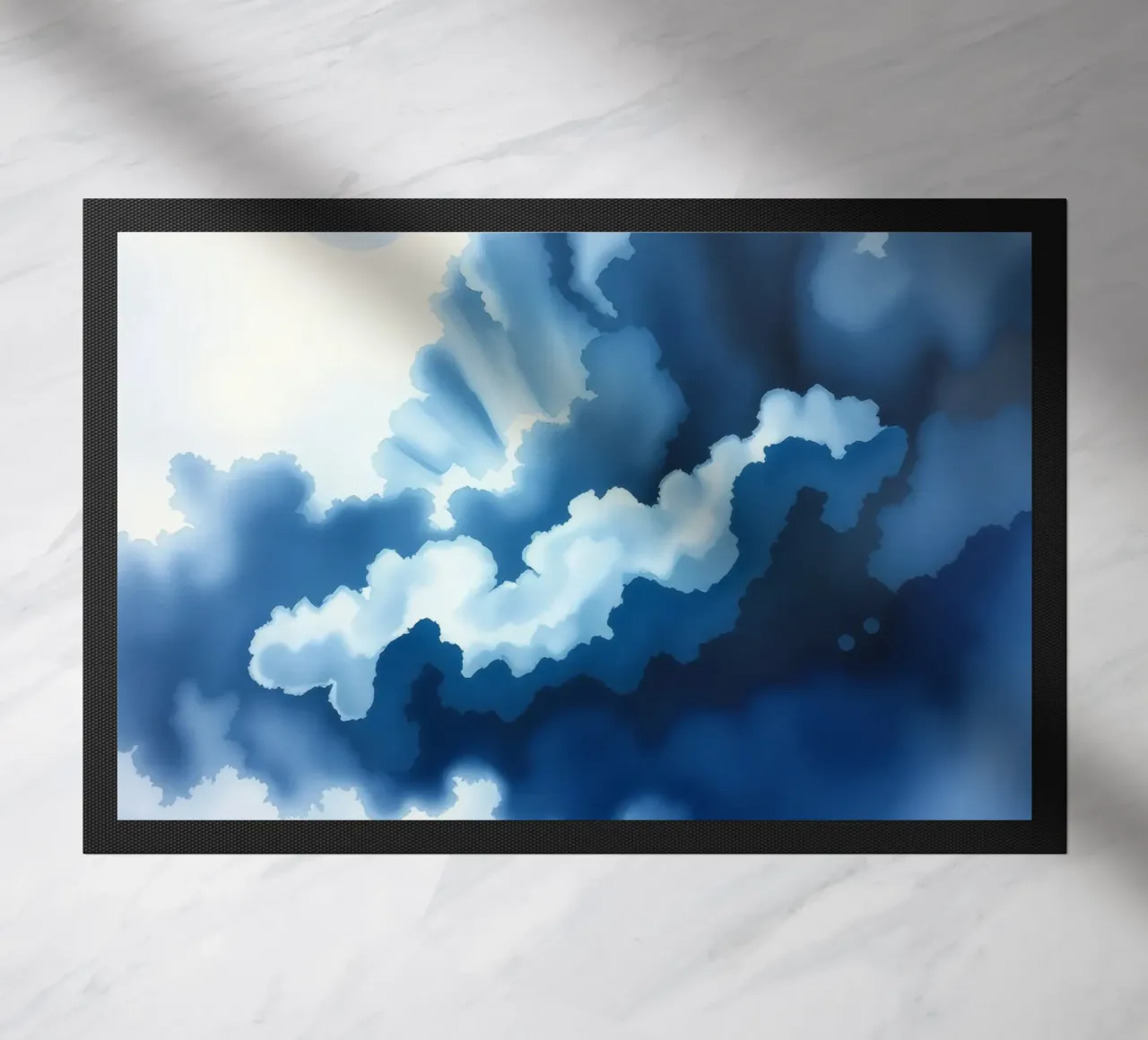 Nuvole luminose riflettono la luce in una calma atmosfera bluastra zerbino da DesignDoodle