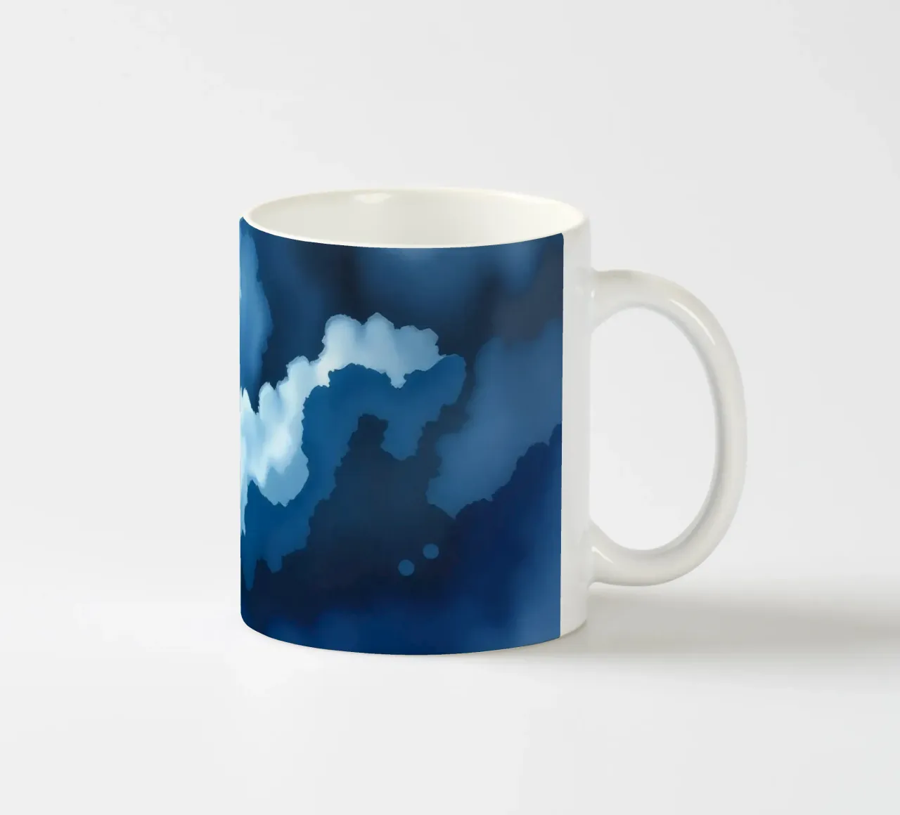 Nuvole luminose riflettono la luce in una calma atmosfera bluastra tazza in ceramica da DesignDoodle