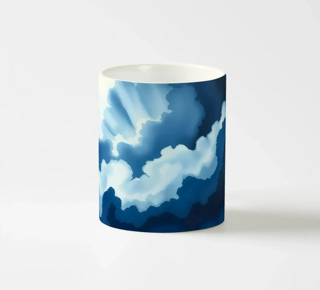 Nuvole luminose riflettono la luce in una calma atmosfera bluastra tazza in ceramica da DesignDoodle