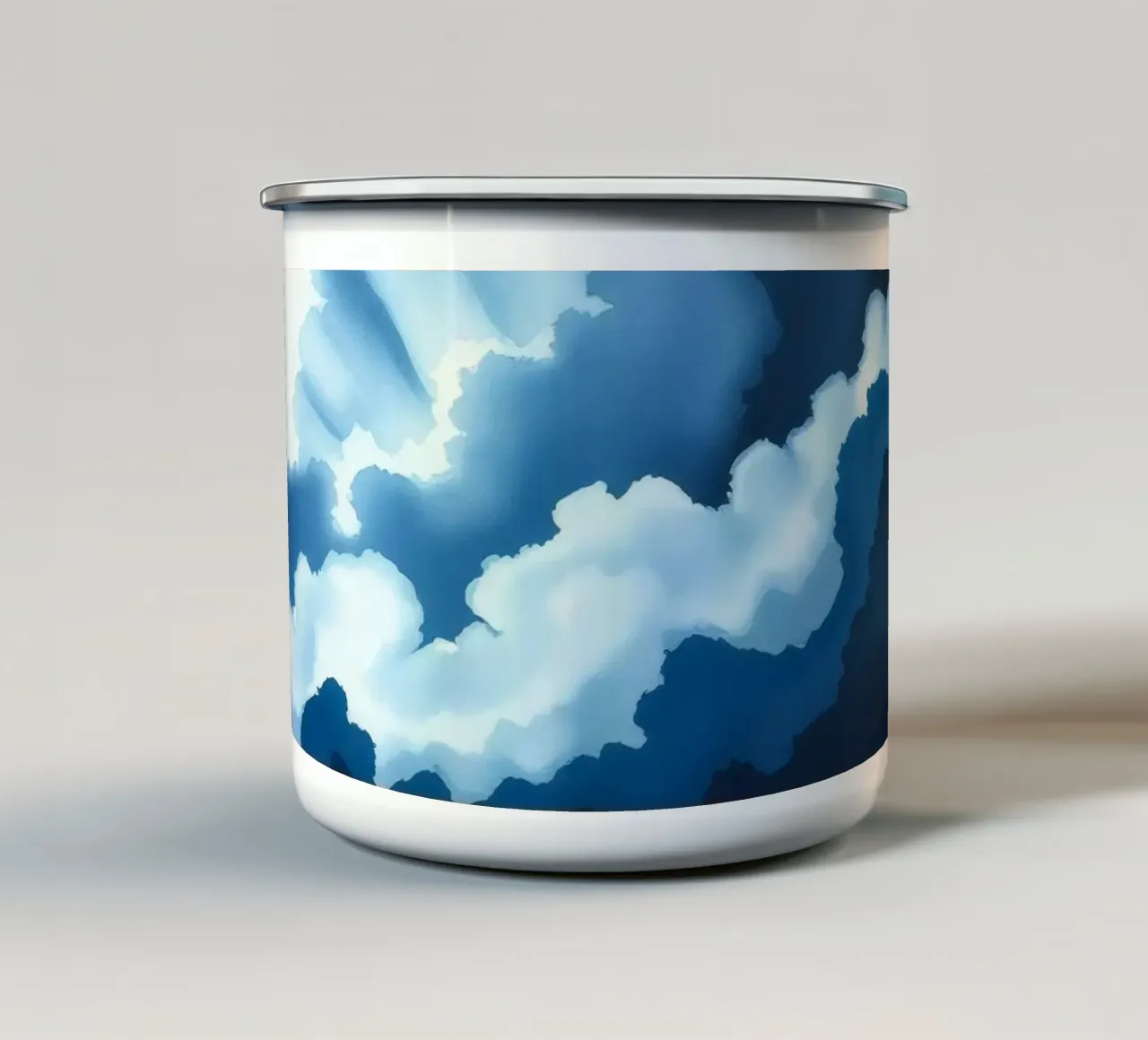 Nuvole luminose riflettono la luce in una calma atmosfera bluastra tazza in smalto da DesignDoodle