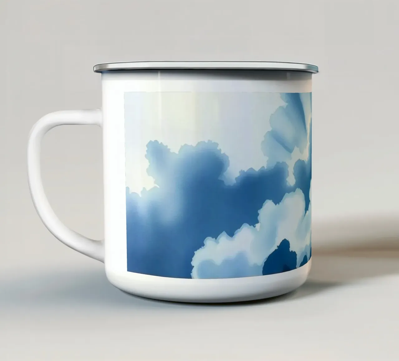 Nuvole luminose riflettono la luce in una calma atmosfera bluastra tazza in smalto da DesignDoodle