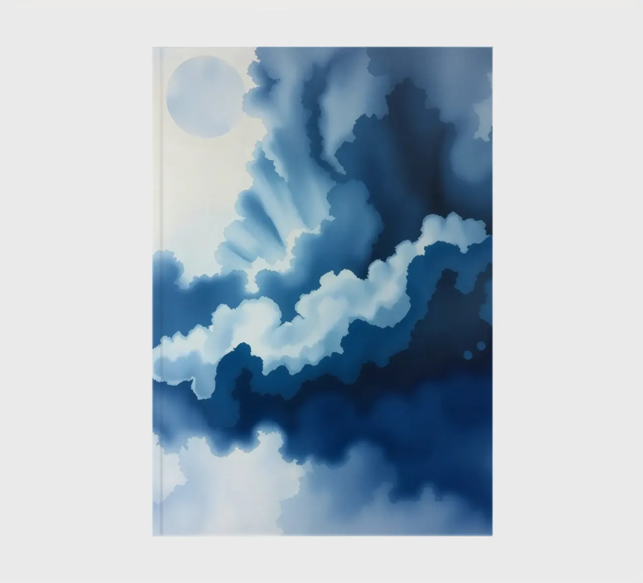 Les nuages brillants reflètent la lumière dans une atmosphère calme et bleutée. carnet de notes de DesignDoodle