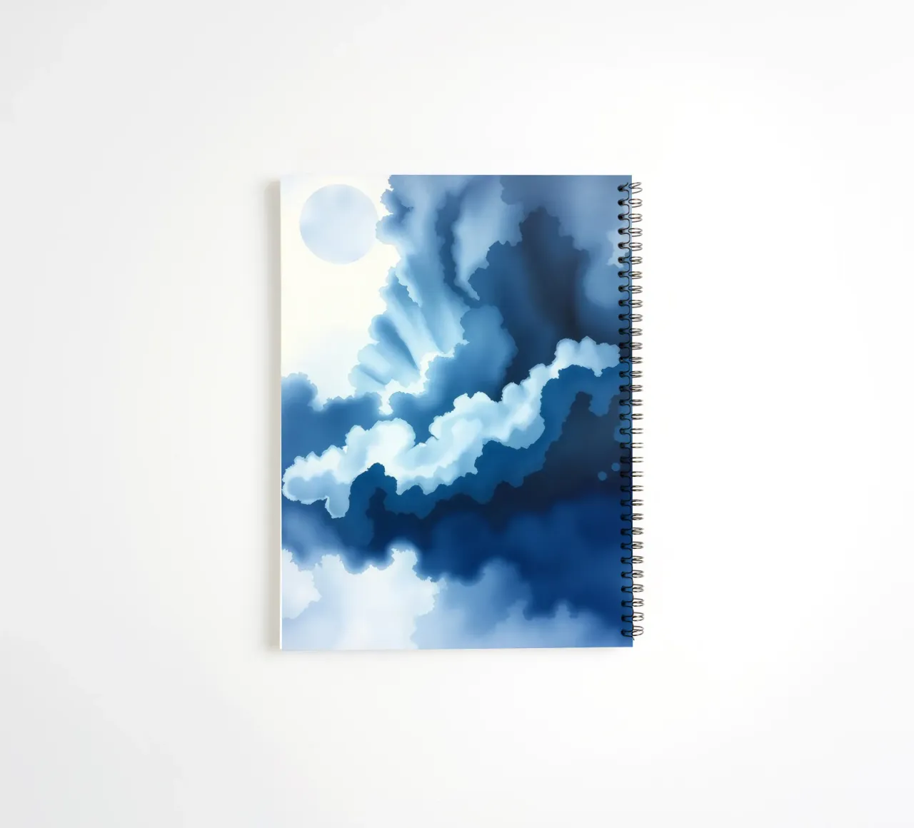 Nuvole luminose riflettono la luce in una calma atmosfera bluastra diario ad anelli da DesignDoodle