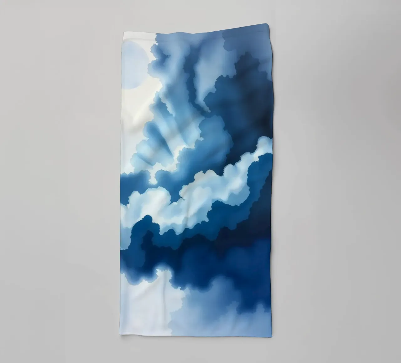 Nubes brillantes reflejan la luz en una atmósfera azulada y tranquila toalla de baño de DesignDoodle