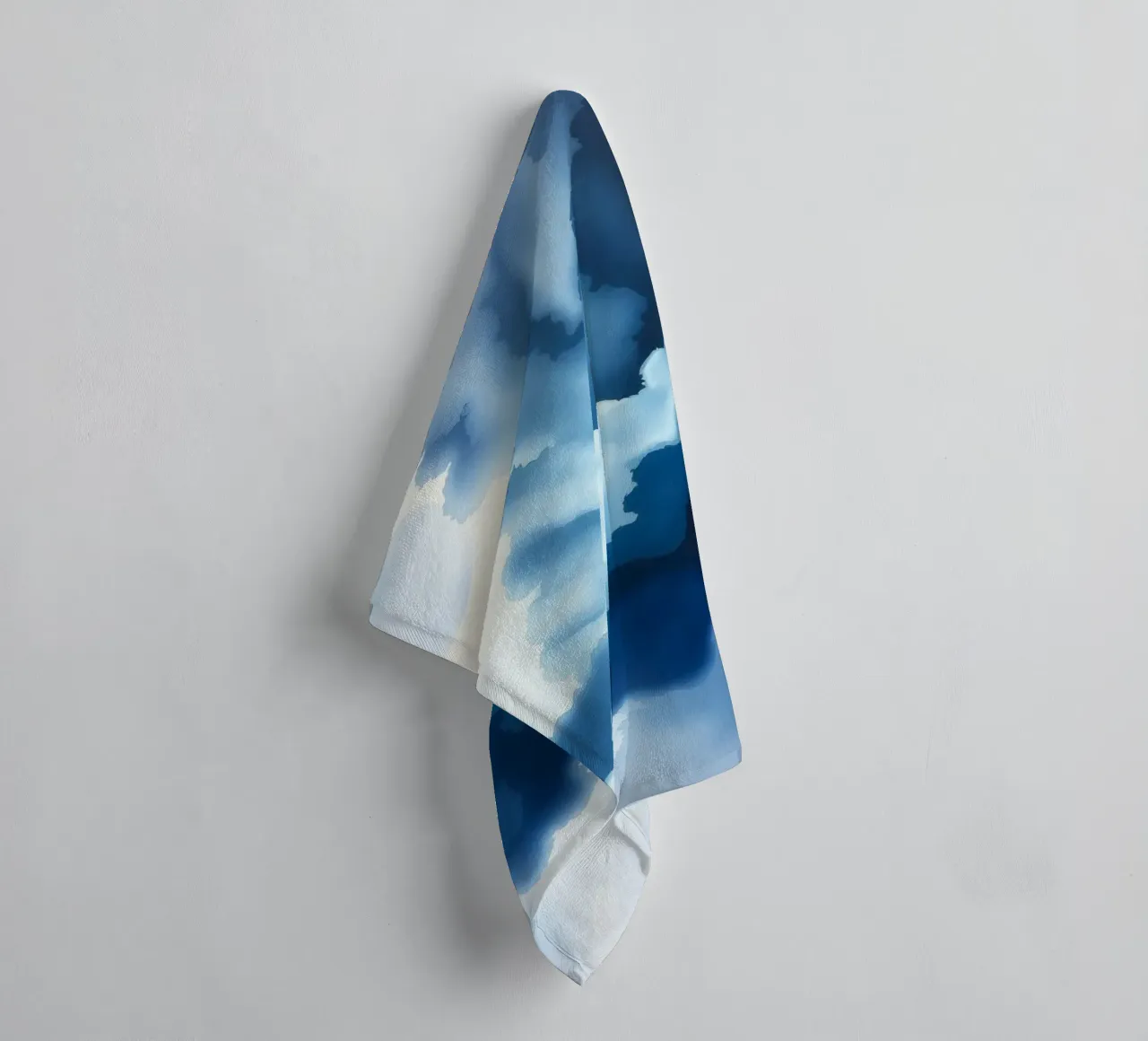 Helle Wolken reflektieren das Licht in einer ruhigen, bläulichen Atmosphäre Handtuch von DesignDoodle