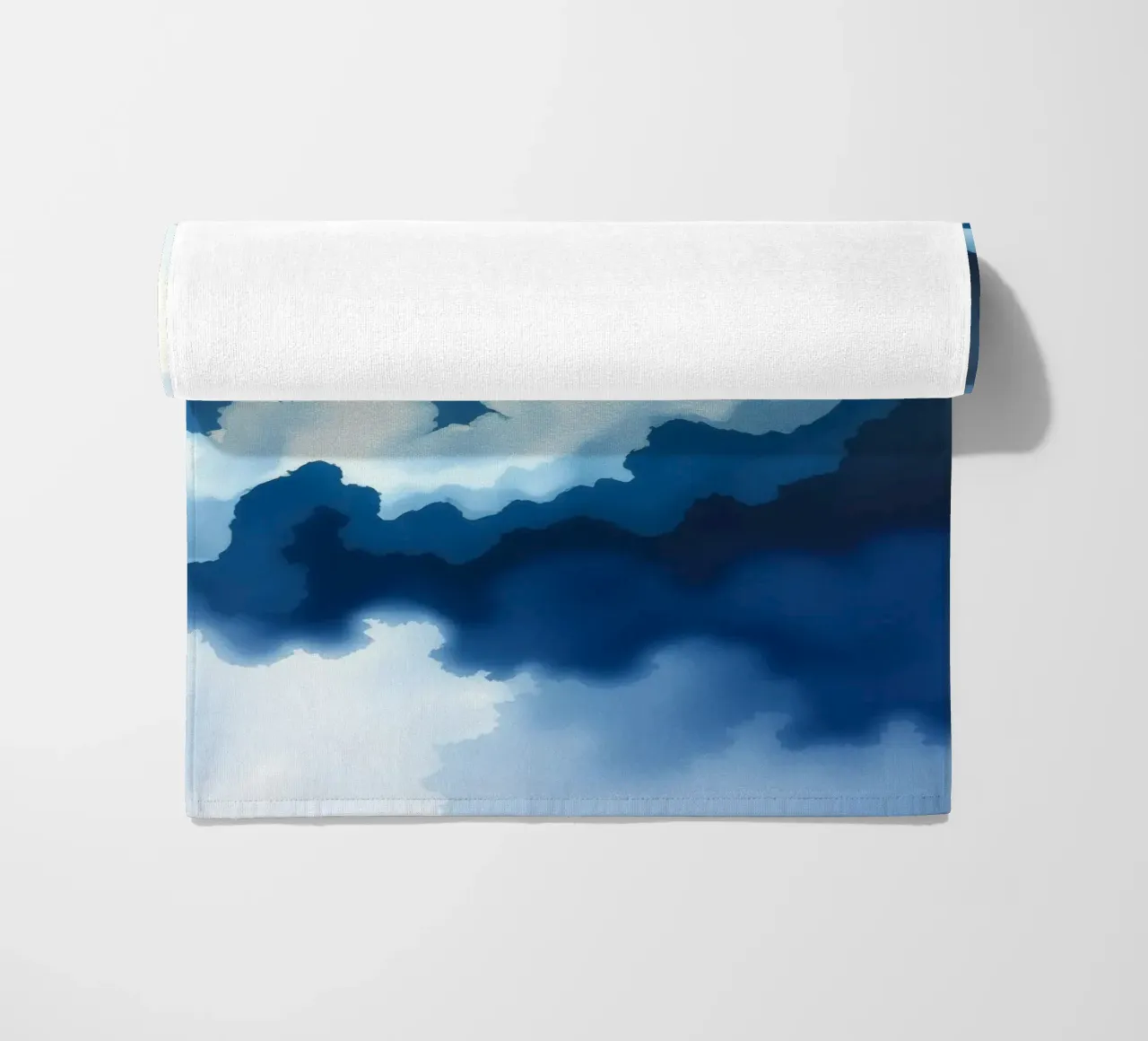 Nuvole luminose riflettono la luce in una calma atmosfera bluastra telo mare da DesignDoodle