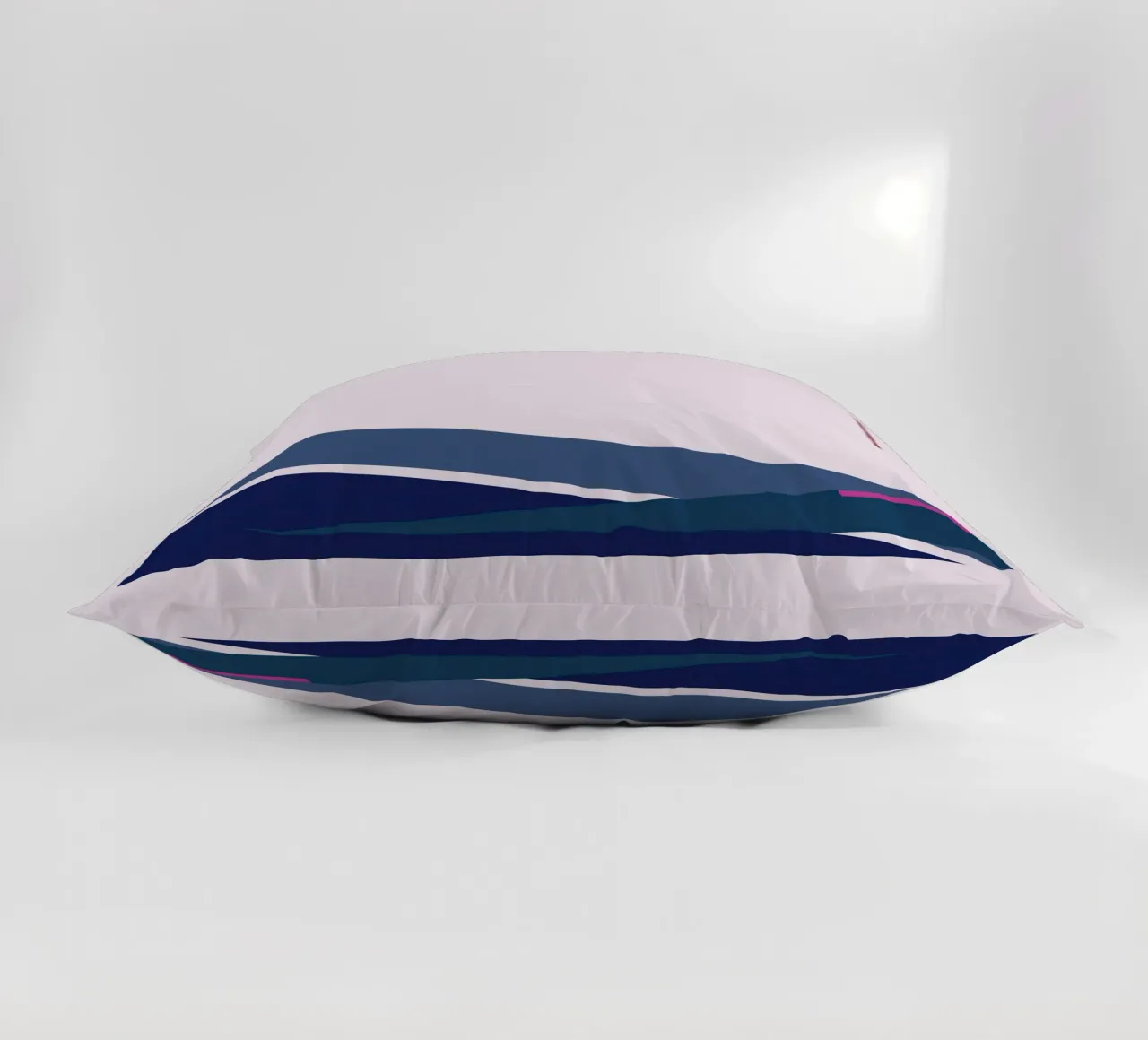 Composizione strutturata con accenti fucsia e blu cuscino da Artbyvo