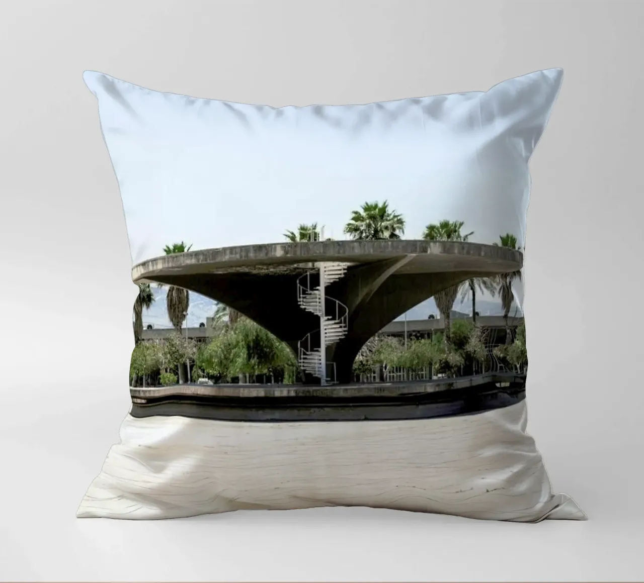 Niemeyer 4 cuscino da Marc Schulthess