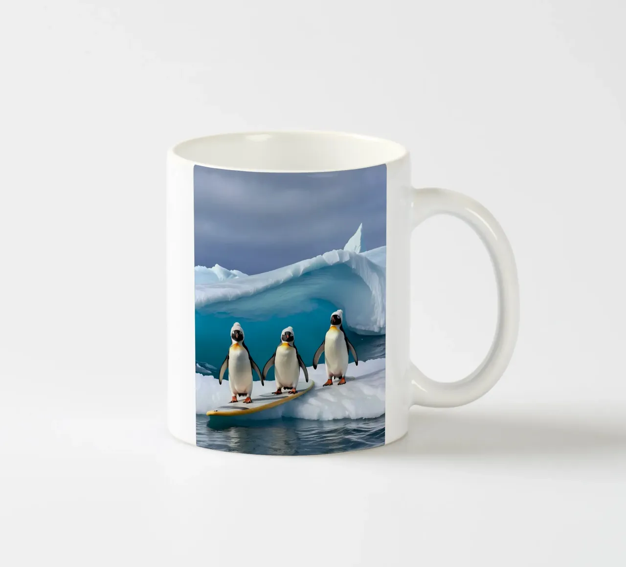 Pinguine mit Surfbrett tazza in ceramica da kosinsart.gallery