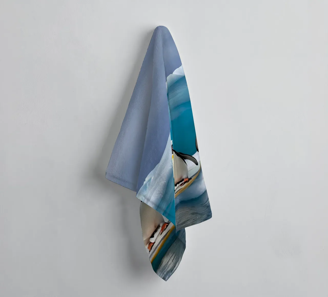 Pinguine mit Surfbrett asciugamano da bagno da kosinsart.gallery
