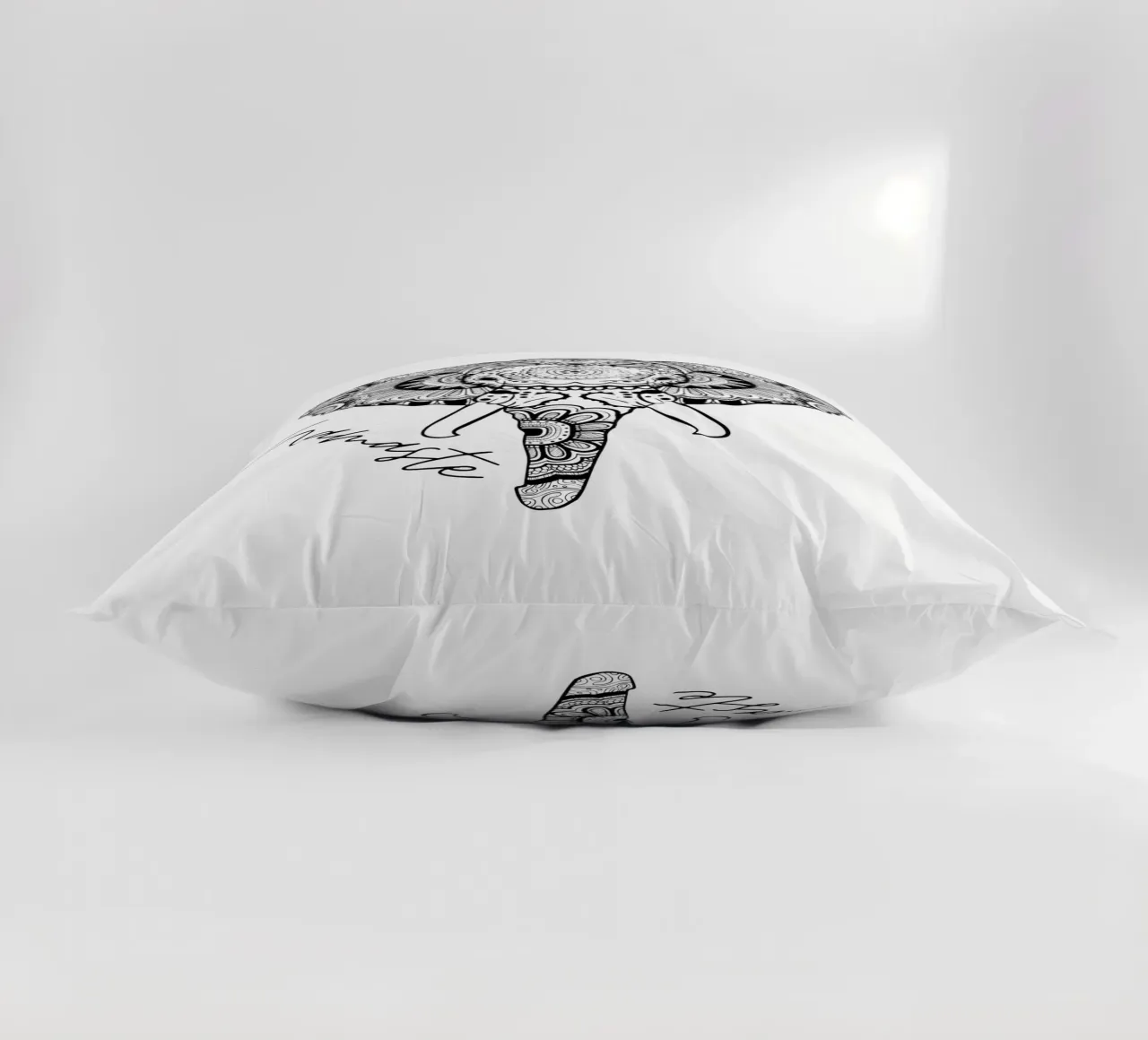 Elefante Namaste in stile mandala boho cuscino da ArtDesign by KBK