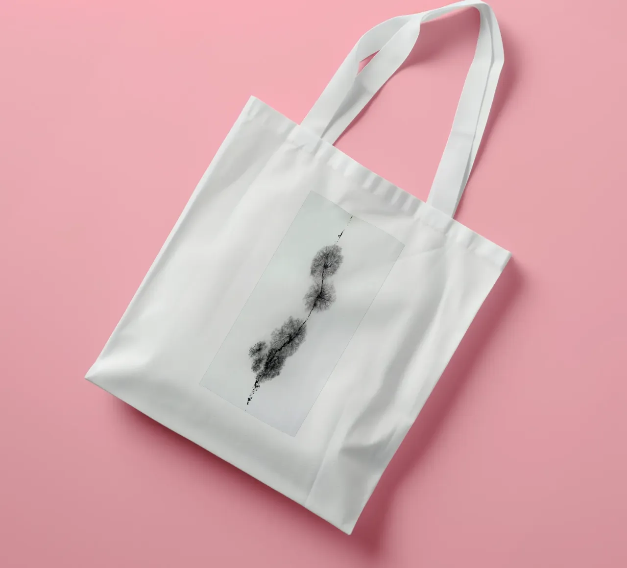 Trees At A Snowy Ice Stream borsa in juta da Studio Nahili