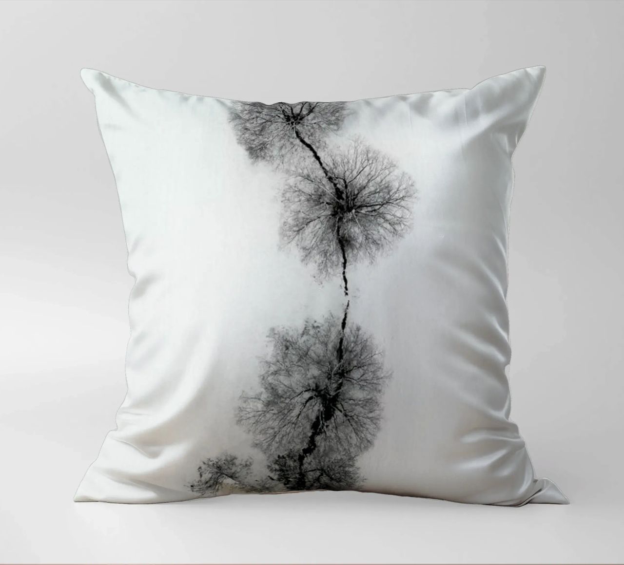 Trees At A Snowy Ice Stream cuscino da Studio Nahili