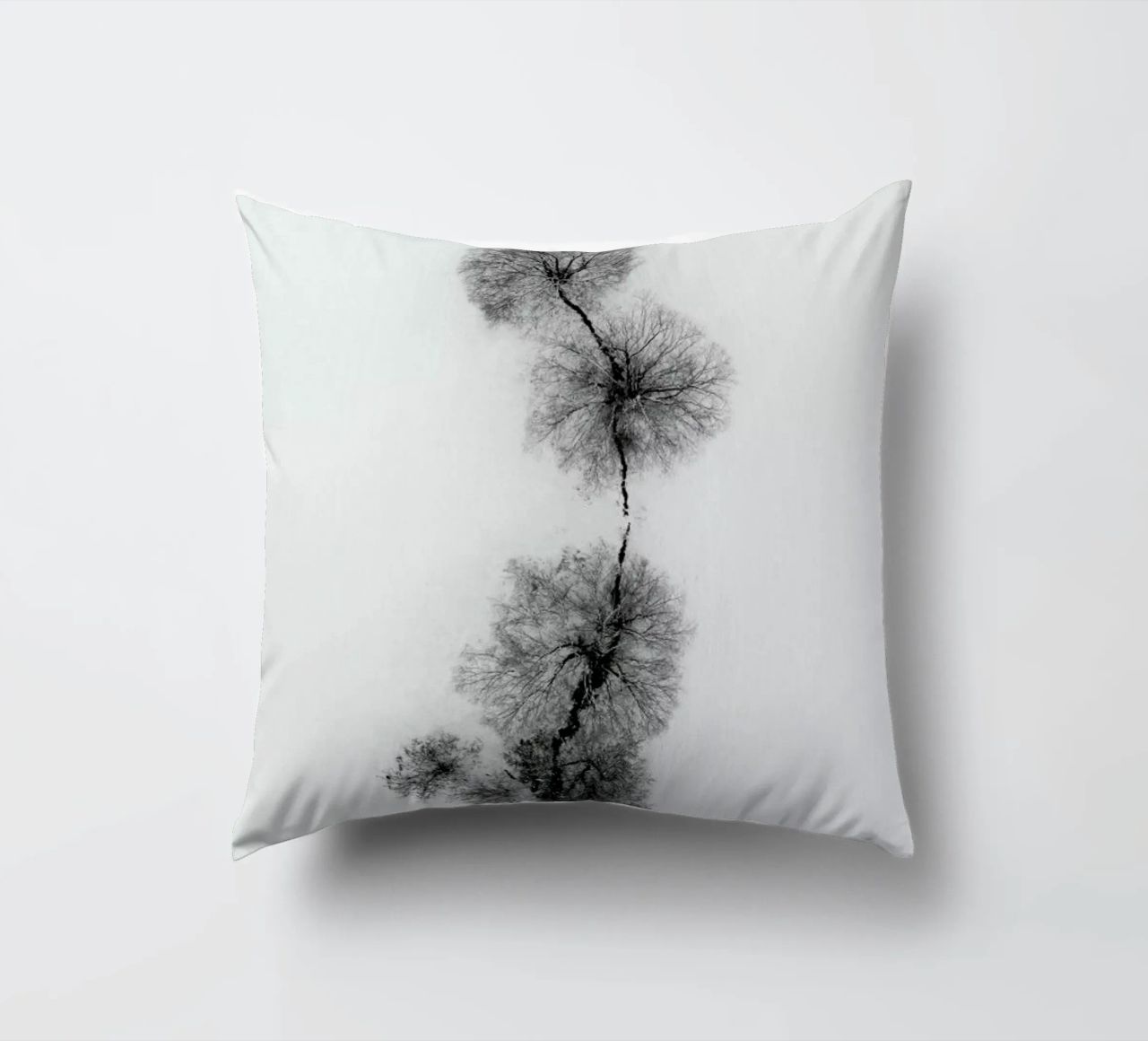 Trees At A Snowy Ice Stream cuscino da Studio Nahili