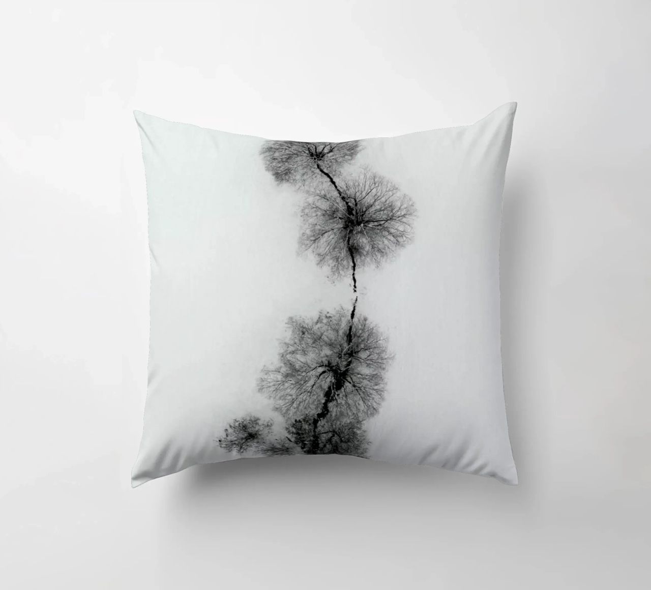 Trees At A Snowy Ice Stream cuscino da Studio Nahili