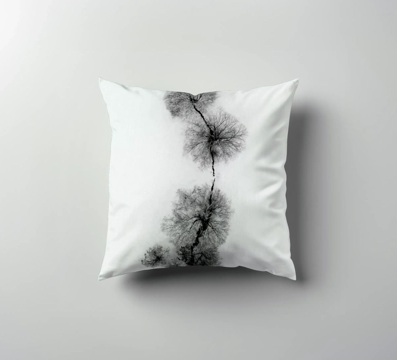 Trees At A Snowy Ice Stream cuscino da Studio Nahili