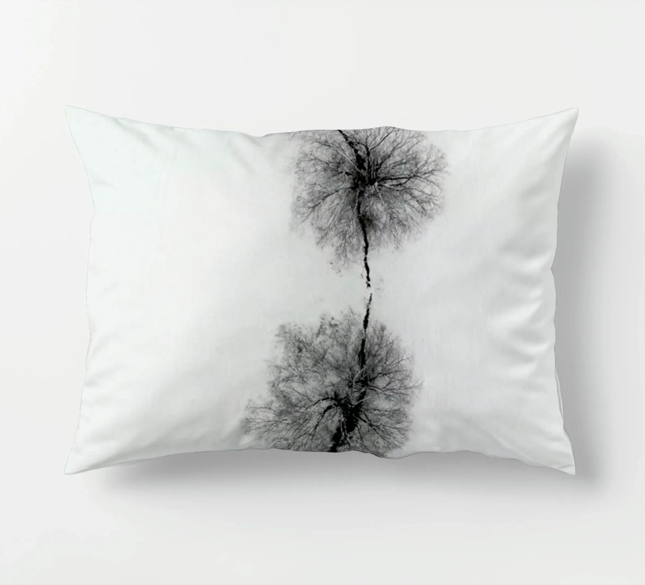 Trees At A Snowy Ice Stream cuscino da Studio Nahili