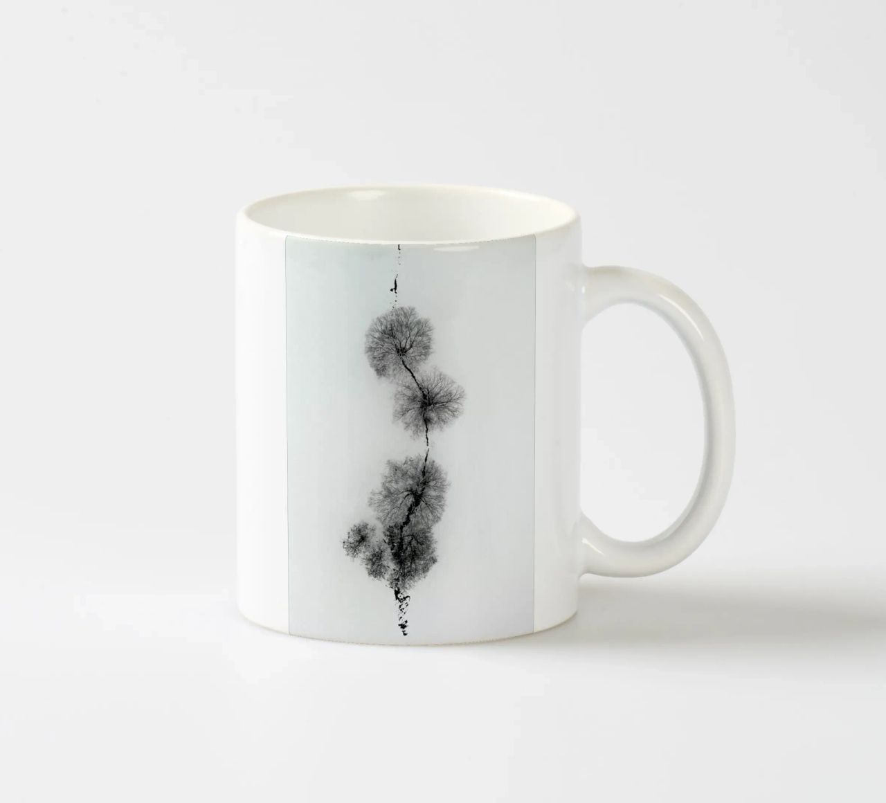 Trees At A Snowy Ice Stream tazza in ceramica da Studio Nahili