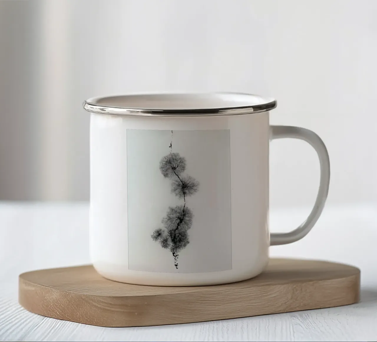 Trees At A Snowy Ice Stream mug en émail de Studio Nahili