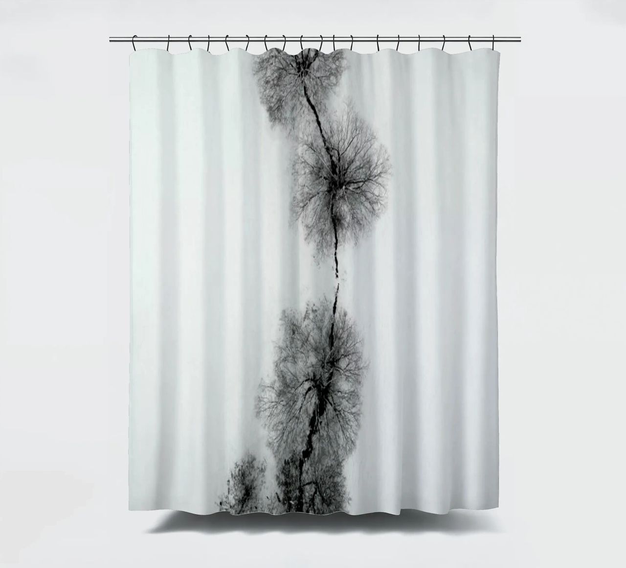 Trees At A Snowy Ice Stream tenda da doccia da Studio Nahili