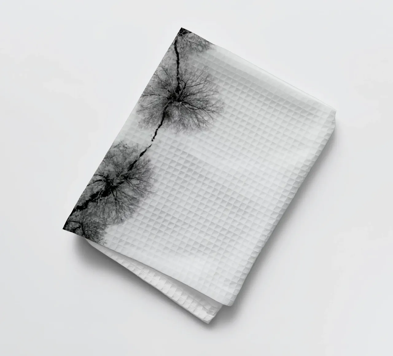 Trees At A Snowy Ice Stream torchon de Studio Nahili