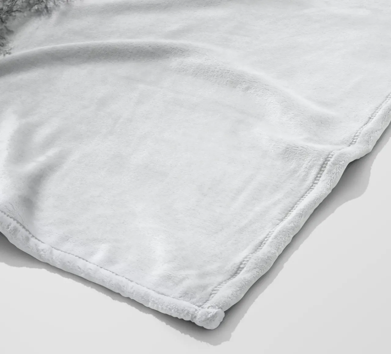 Trees At A Snowy Ice Stream coperta in pile da Studio Nahili