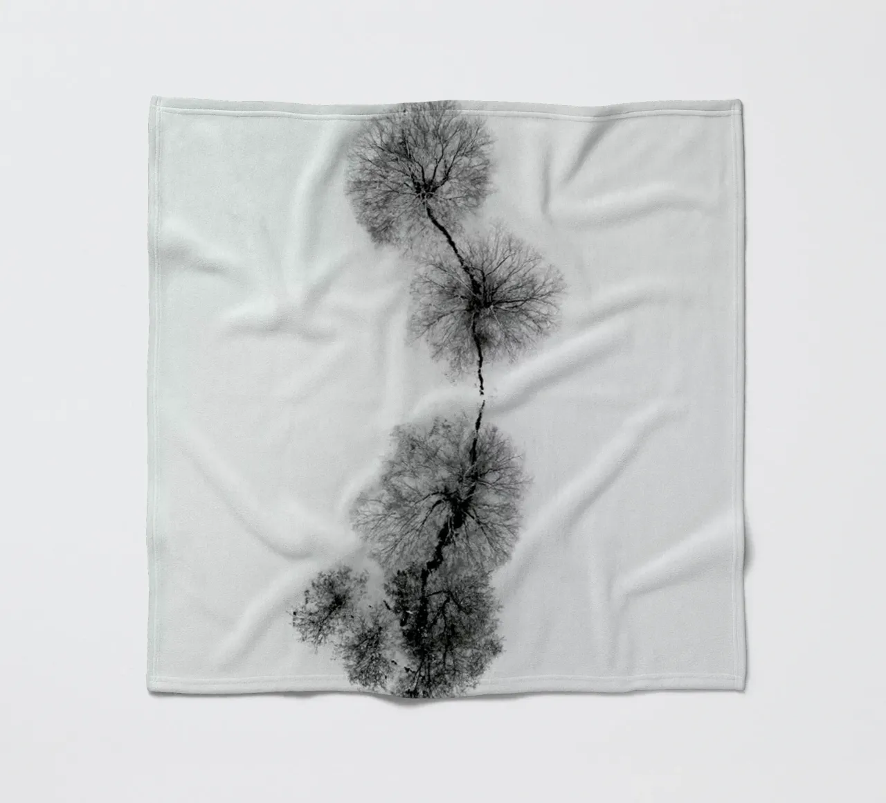 Trees At A Snowy Ice Stream coperta in pile da Studio Nahili