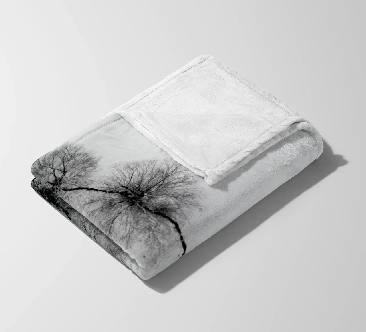 Trees At A Snowy Ice Stream coperta in pile da Studio Nahili