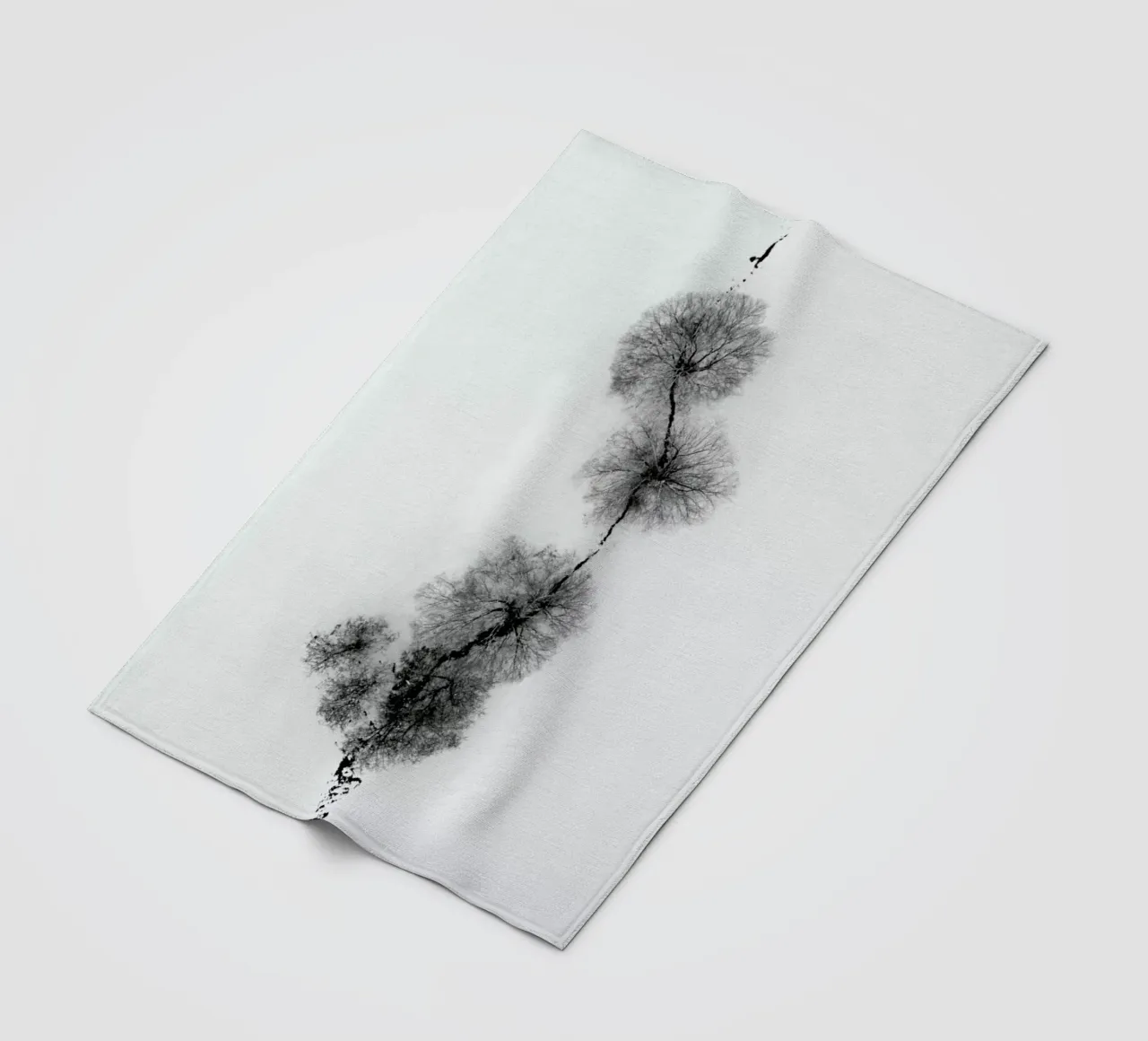 Trees At A Snowy Ice Stream coperta in pile da Studio Nahili