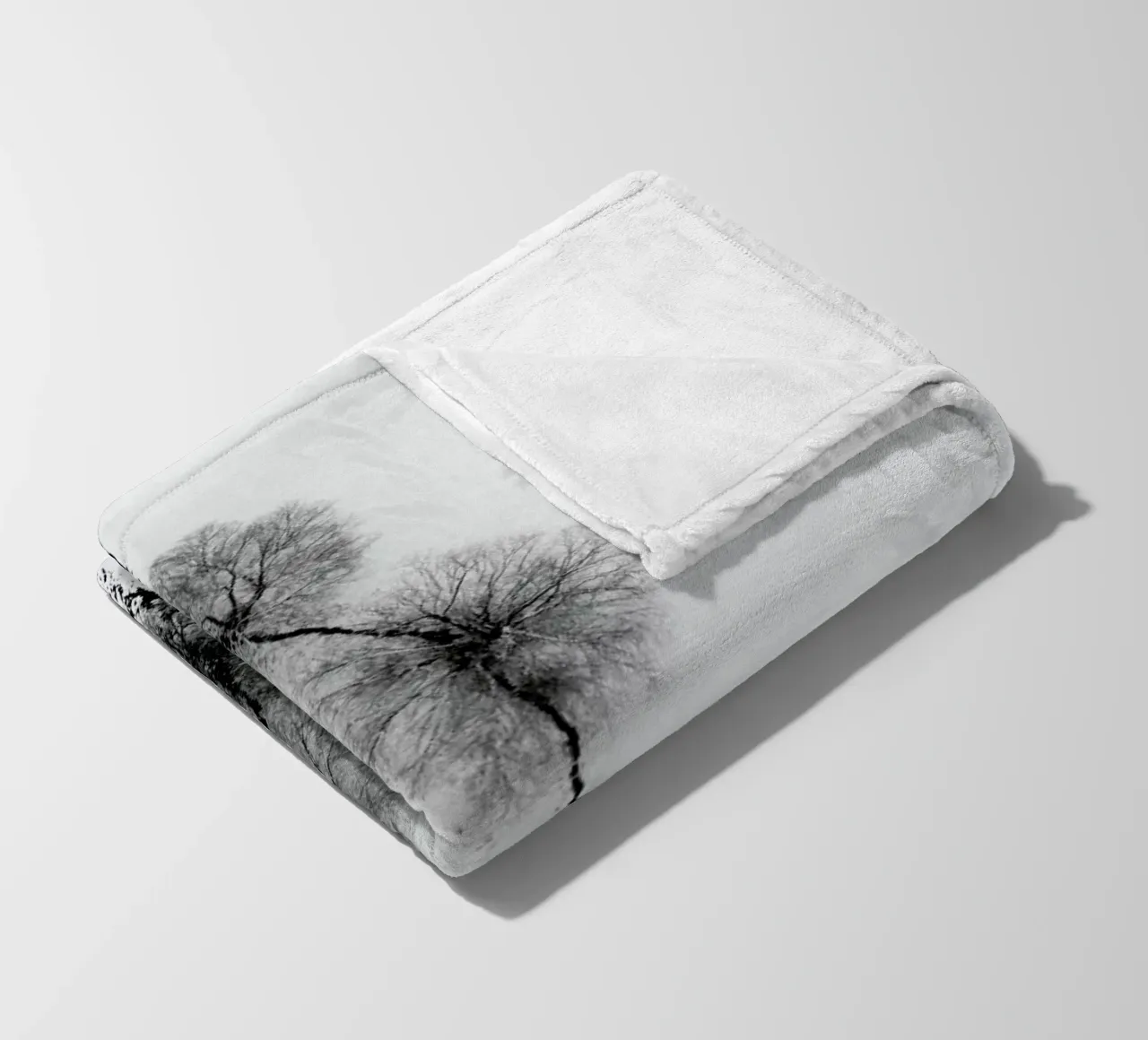 Trees At A Snowy Ice Stream coperta in pile da Studio Nahili