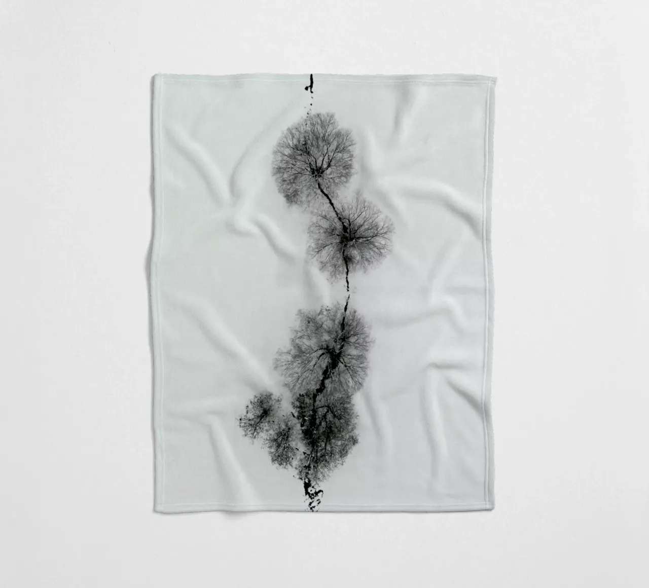 Trees At A Snowy Ice Stream coperta in pile da Studio Nahili