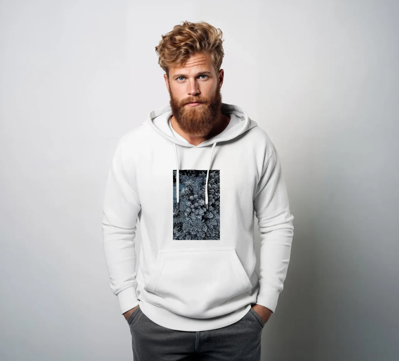 Path Through The Winter Forest felpa con cappuccio da Studio Nahili