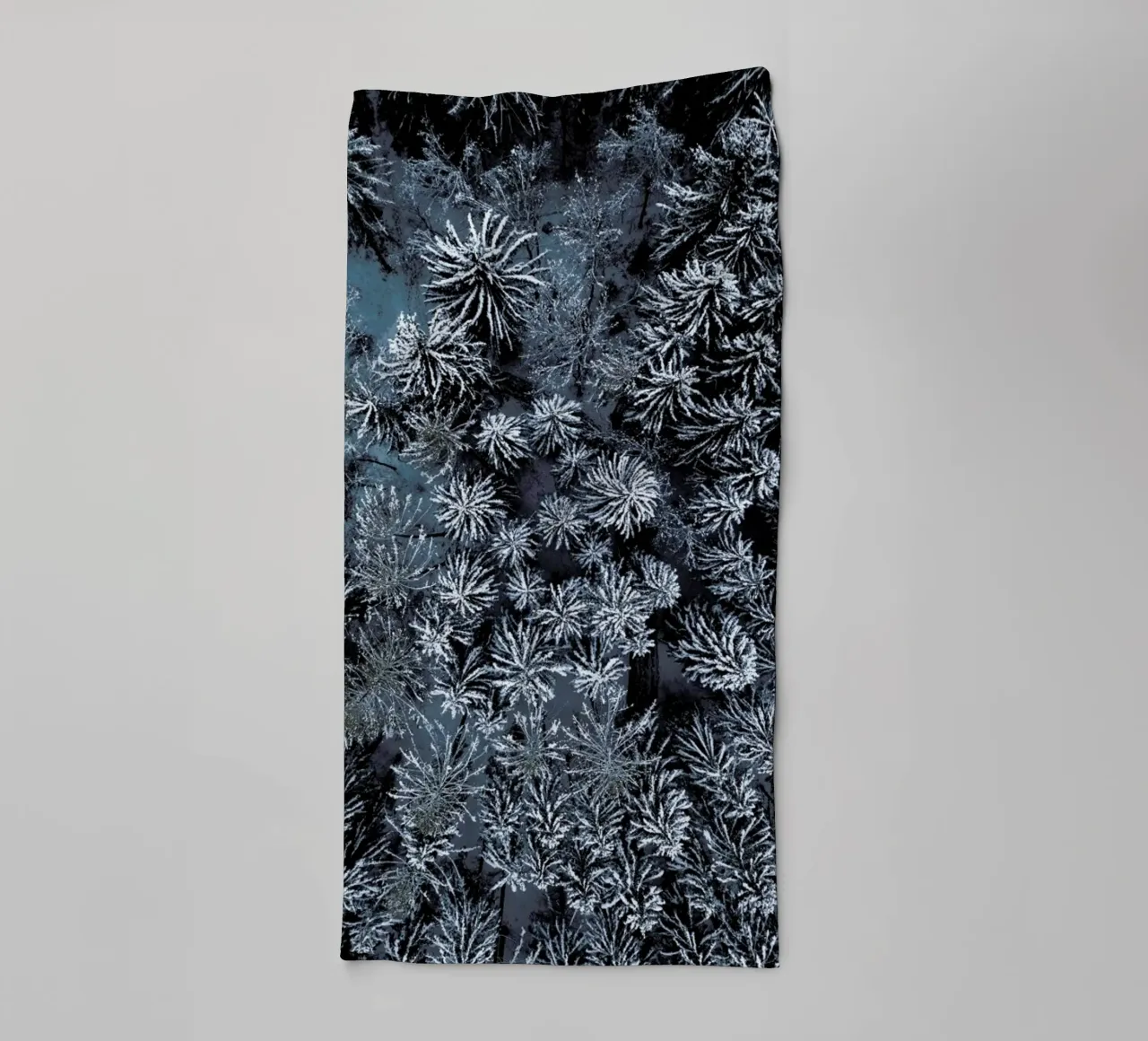 Path Through The Winter Forest asciugamano da bagno da Studio Nahili