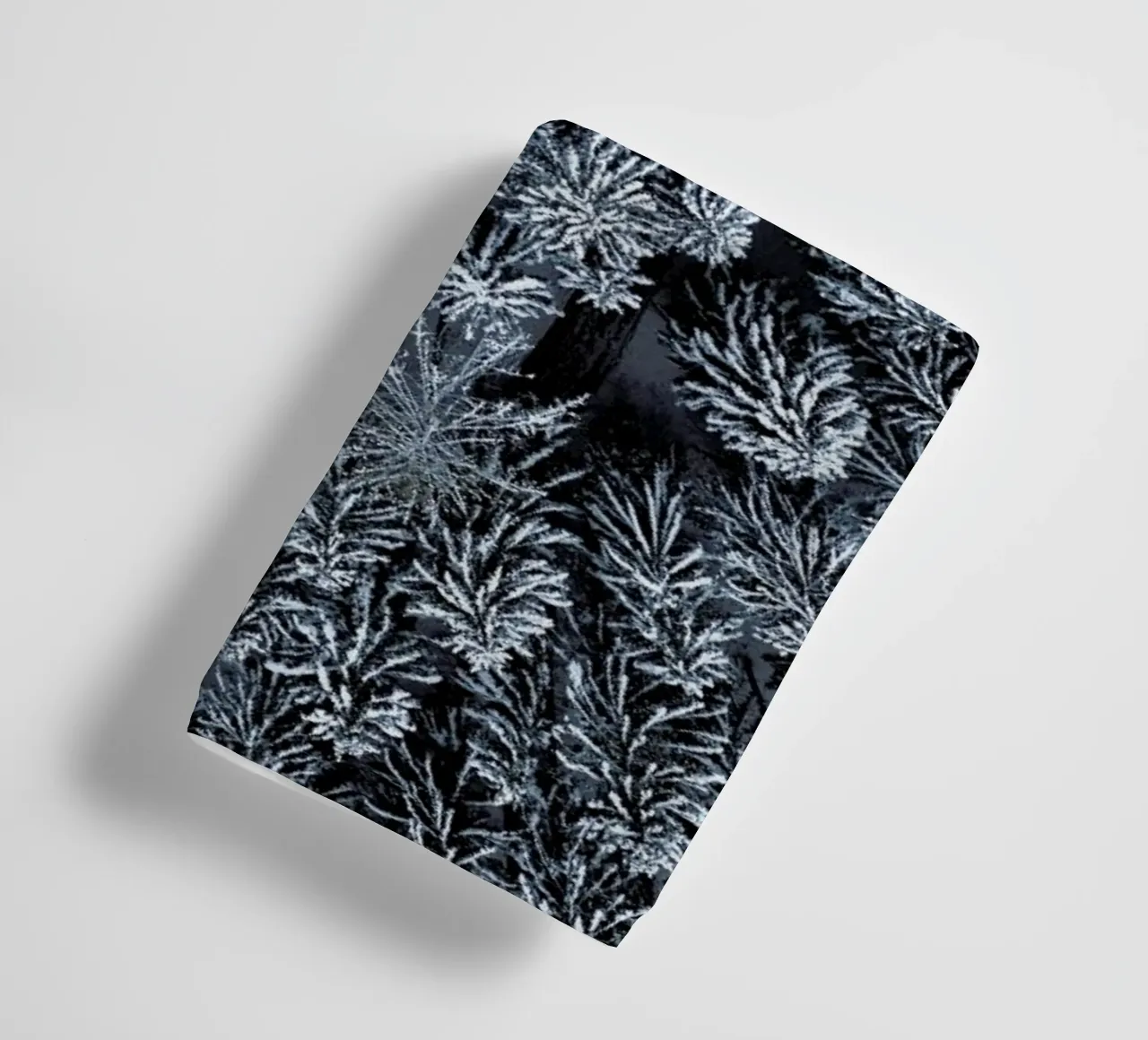 Path Through The Winter Forest asciugamano da bagno da Studio Nahili