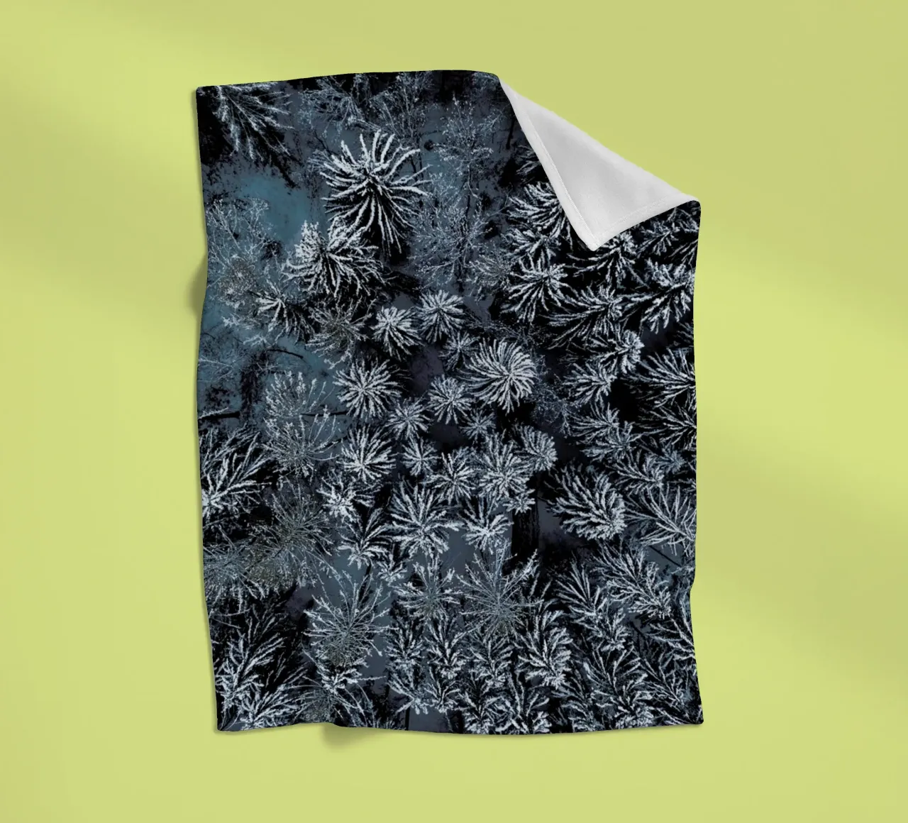 Path Through The Winter Forest coperta in pile da Studio Nahili