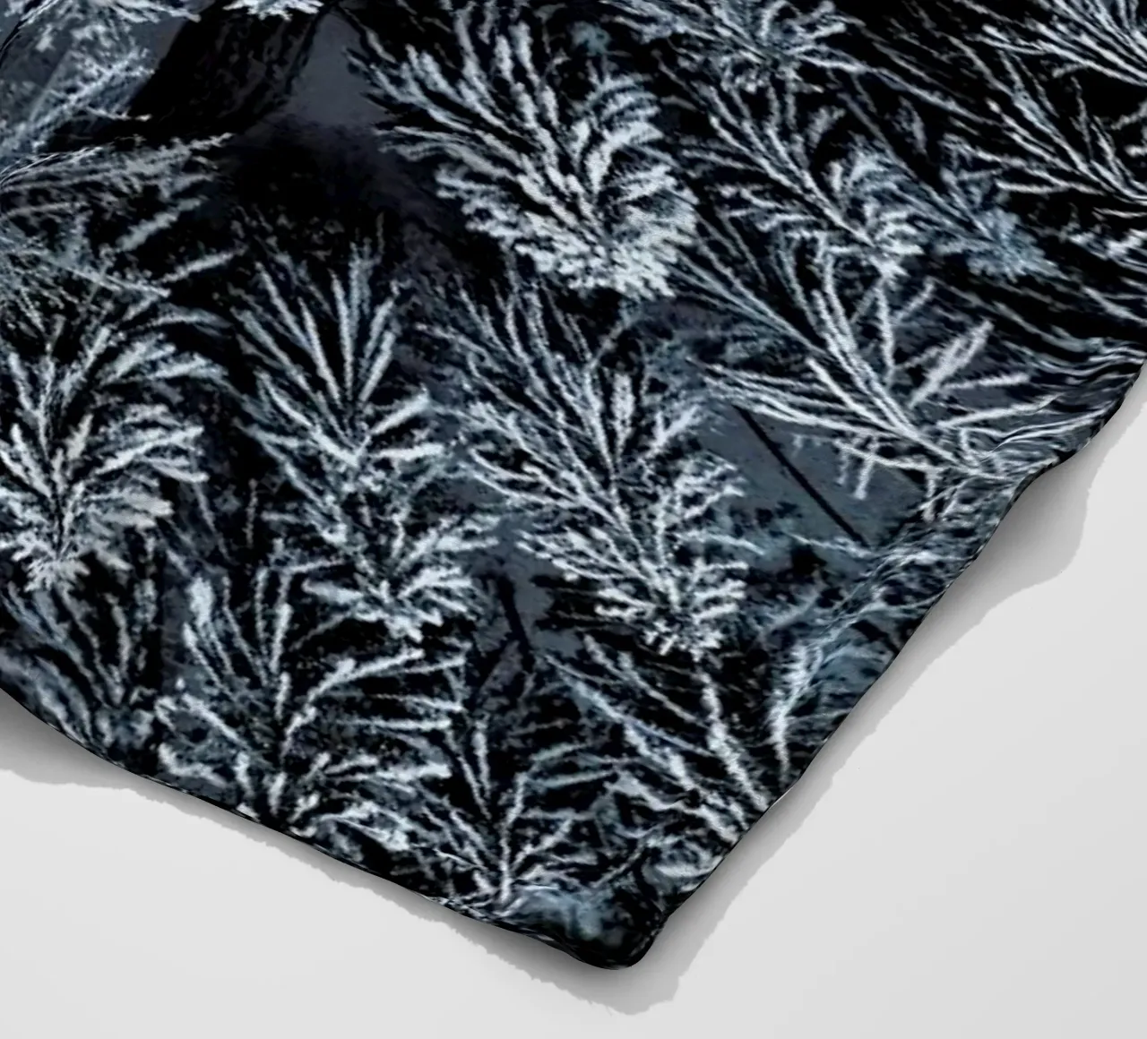 Path Through The Winter Forest coperta in pile da Studio Nahili