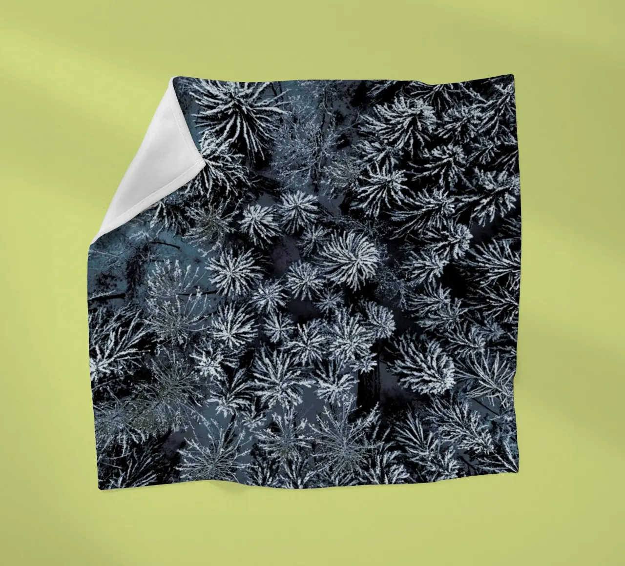 Path Through The Winter Forest coperta in pile da Studio Nahili