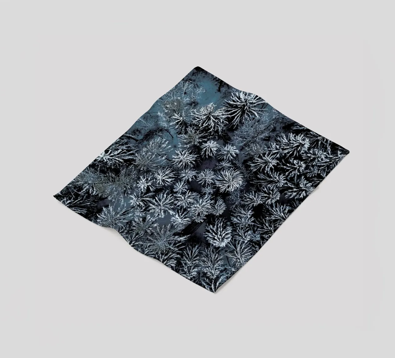 Path Through The Winter Forest coperta in pile da Studio Nahili