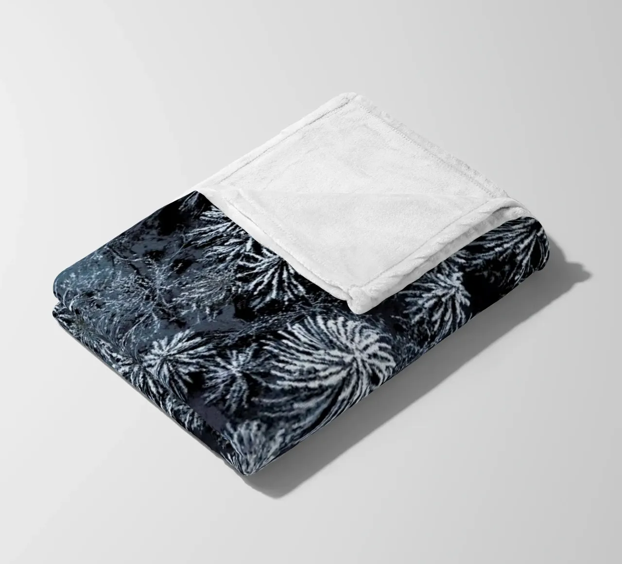 Path Through The Winter Forest coperta in pile da Studio Nahili